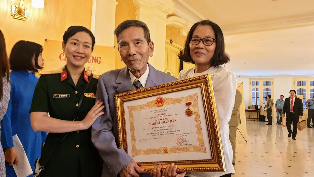 “Các nghệ sĩ thực sự là những ngôi sao chiếu sáng bầu trời nghệ thuật của Việt Nam” ảnh 2 “Các nghệ sĩ thực sự là những ngôi sao chiếu sáng bầu trời nghệ thuật của Việt Nam” ảnh 2