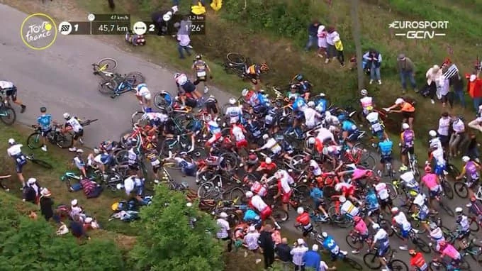 Hai tai nạn kinh hoàng trong ngày khai mạc giải xe đạp Tour de France ảnh 3 Hai tai nạn kinh hoàng trong ngày khai mạc giải xe đạp Tour de France ảnh 3