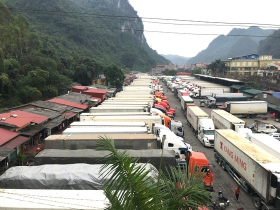 Container trucks carrying agricultural products are jammed at Tan Thanh Border Gate in Lang Son Province. (Photo: SGGP)