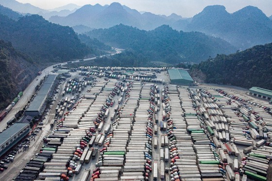 Thousands of trucks jammed at Northern border gates return to domestic market ảnh 1 Thousands of trucks jammed at Northern border gates return to domestic market ảnh 1
