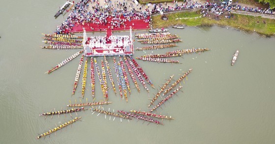 Traditional boat race marks National Day, pays tribute to General Vo Nguyen Giap ảnh 1 Traditional boat race marks National Day, pays tribute to General Vo Nguyen Giap ảnh 1