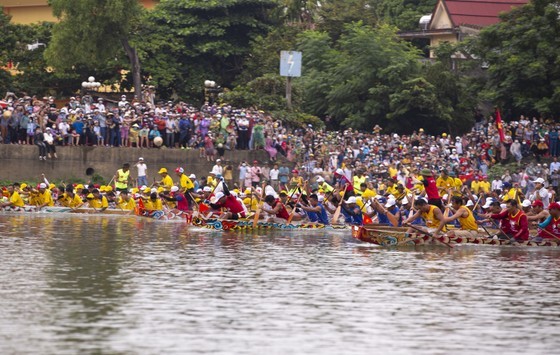 Traditional boat race marks National Day, pays tribute to General Vo Nguyen Giap ảnh 2 Traditional boat race marks National Day, pays tribute to General Vo Nguyen Giap ảnh 2