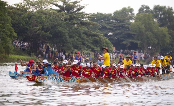 Traditional boat race marks National Day, pays tribute to General Vo Nguyen Giap ảnh 3 Traditional boat race marks National Day, pays tribute to General Vo Nguyen Giap ảnh 3