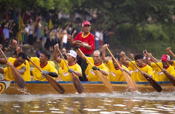 Traditional boat race marks National Day, pays tribute to General Vo Nguyen Giap ảnh 4 Traditional boat race marks National Day, pays tribute to General Vo Nguyen Giap ảnh 4