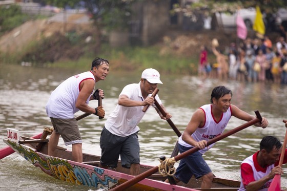 Traditional boat race marks National Day, pays tribute to General Vo Nguyen Giap ảnh 5 Traditional boat race marks National Day, pays tribute to General Vo Nguyen Giap ảnh 5