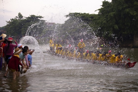 Traditional boat race marks National Day, pays tribute to General Vo Nguyen Giap ảnh 7 Traditional boat race marks National Day, pays tribute to General Vo Nguyen Giap ảnh 7