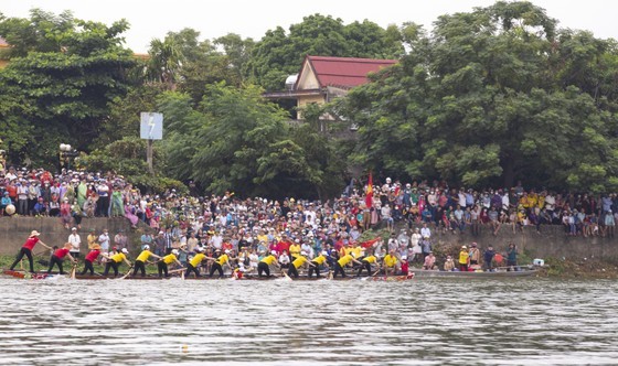 Traditional boat race marks National Day, pays tribute to General Vo Nguyen Giap ảnh 8 Traditional boat race marks National Day, pays tribute to General Vo Nguyen Giap ảnh 8