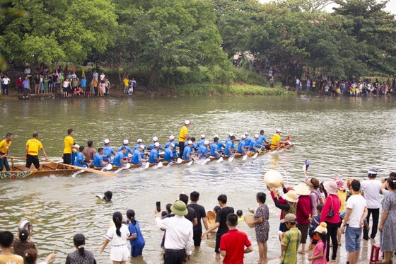 Traditional boat race marks National Day, pays tribute to General Vo Nguyen Giap ảnh 9 Traditional boat race marks National Day, pays tribute to General Vo Nguyen Giap ảnh 9