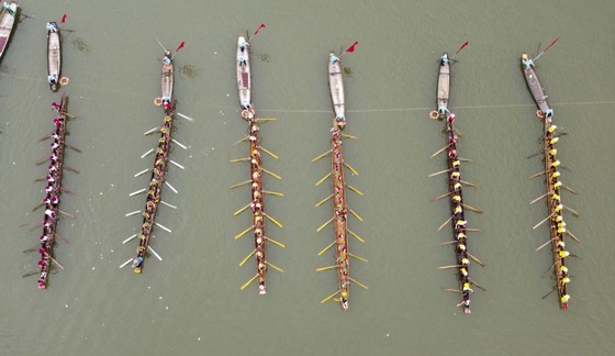 Traditional boat race marks National Day, pays tribute to General Vo Nguyen Giap ảnh 11 Traditional boat race marks National Day, pays tribute to General Vo Nguyen Giap ảnh 11