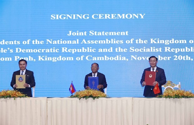 National Assemblies of Vietnam, Laos, Cambodia sign joint statement ảnh 1 National Assemblies of Vietnam, Laos, Cambodia sign joint statement ảnh 1
