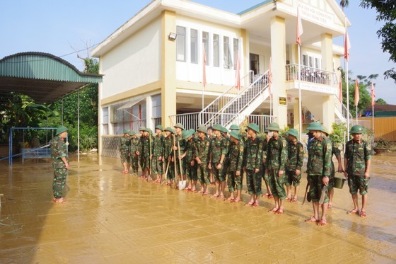 Military officers provide assistance to locals in flood-affected Ha Tinh ảnh 1 Military officers provide assistance to locals in flood-affected Ha Tinh ảnh 1