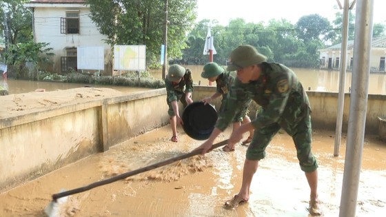 Military officers provide assistance to locals in flood-affected Ha Tinh ảnh 11 Military officers provide assistance to locals in flood-affected Ha Tinh ảnh 11