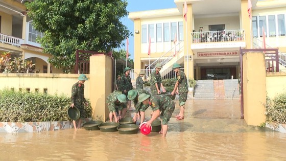 Military officers provide assistance to locals in flood-affected Ha Tinh ảnh 12 Military officers provide assistance to locals in flood-affected Ha Tinh ảnh 12