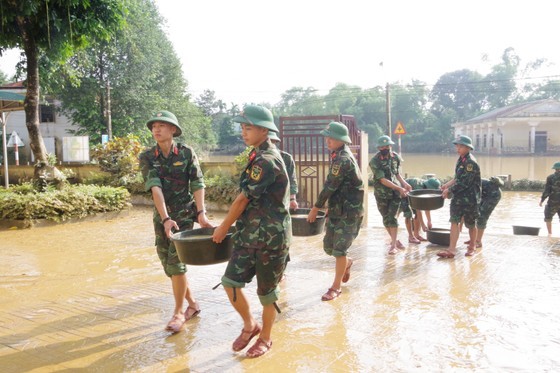 Military officers provide assistance to locals in flood-affected Ha Tinh ảnh 2 Military officers provide assistance to locals in flood-affected Ha Tinh ảnh 2