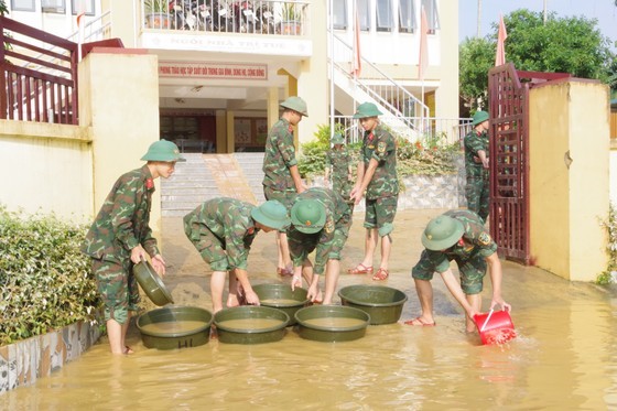 Military officers provide assistance to locals in flood-affected Ha Tinh ảnh 3 Military officers provide assistance to locals in flood-affected Ha Tinh ảnh 3