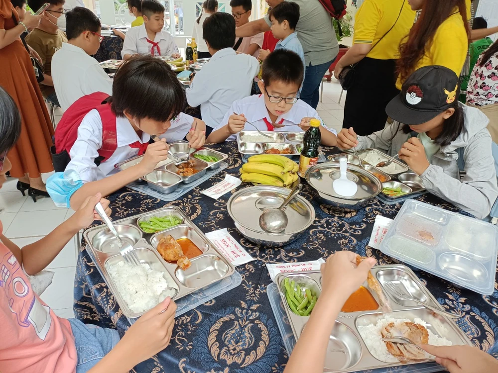 Ban đại diện cha mẹ học sinh phối hợp nhà trường giám sát chất lượng bữa ăn cho học sinh ảnh 2 Ban đại diện cha mẹ học sinh phối hợp nhà trường giám sát chất lượng bữa ăn cho học sinh ảnh 2