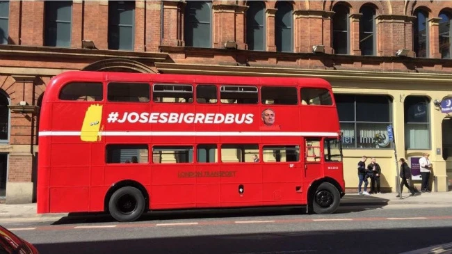 Chiếc xe buýt in hình HLV Mourinho ở trung tâm thành phố Manchester. Ảnh: Manchester Evening News