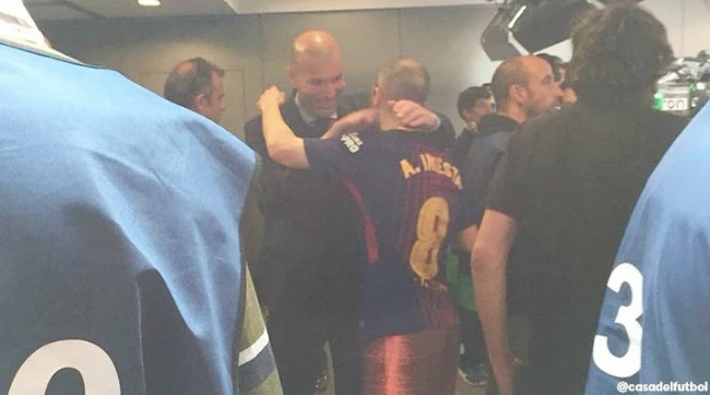 HLV Zidane đã kiên nhẫn đứng chờ nhiều phút để được ôm tạm biệt Iniesta. Ảnh: Marca