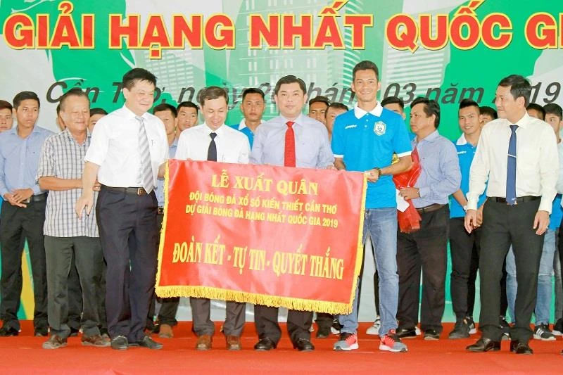 Đội Cần Thơ tại lễ xuất quân sáng 26-3. Ảnh: DƯƠNG THU