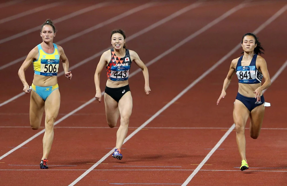Lê Tú Chinh (bìa phải) sẽ dự tranh các cự ly 100m và 200m nữ.