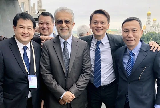 PCT VFF Trần Quốc Tuấn cùng Chủ tịch AFC Salman Bin Ibrahim Al-Khalifa và các lãnh đạo LĐBĐ một số quốc gia châu Á. Ảnh: Đoàn Nhật