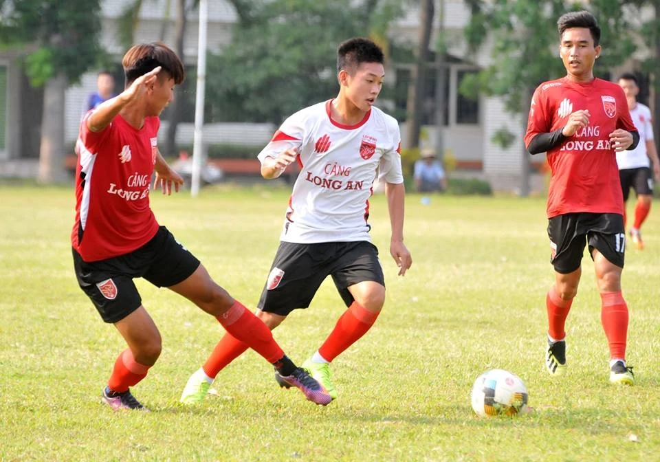 Đội trẻ Long An với lực lượng từ các lứa U21 và U19. Ảnh: Anh Tuấn 