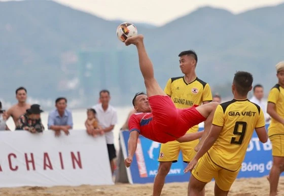 Giải bóng đá bãi biển 2019 vốn tạo sự chú ý qua những hình ảnh đẹp trên sân thi đấu. Ảnh: Anh Trần