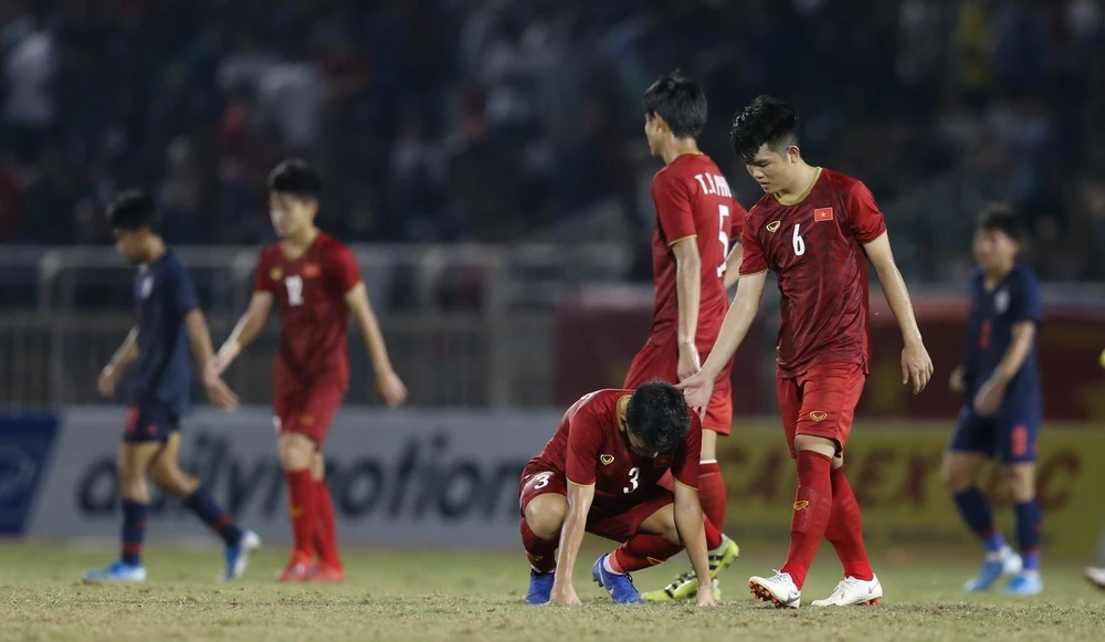 Cầu thủ đội chủ nhà thất vọng sau trận hòa như thua trước Thái Lan. Ảnh: DŨNG PHƯƠNG
