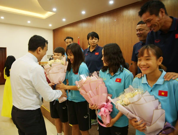 Phó Chủ tịch VFF Trần Quốc Tuấn trao hoa chúc mừng các tuyển thủ nữ Việt Nam. Ảnh: Đoàn Nhật