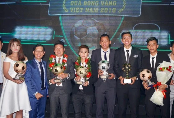 Các cầu thủ được vinh danh tại Gala trao giải Quả bóng vàng 2018. Ảnh: Hoàng Hùng
