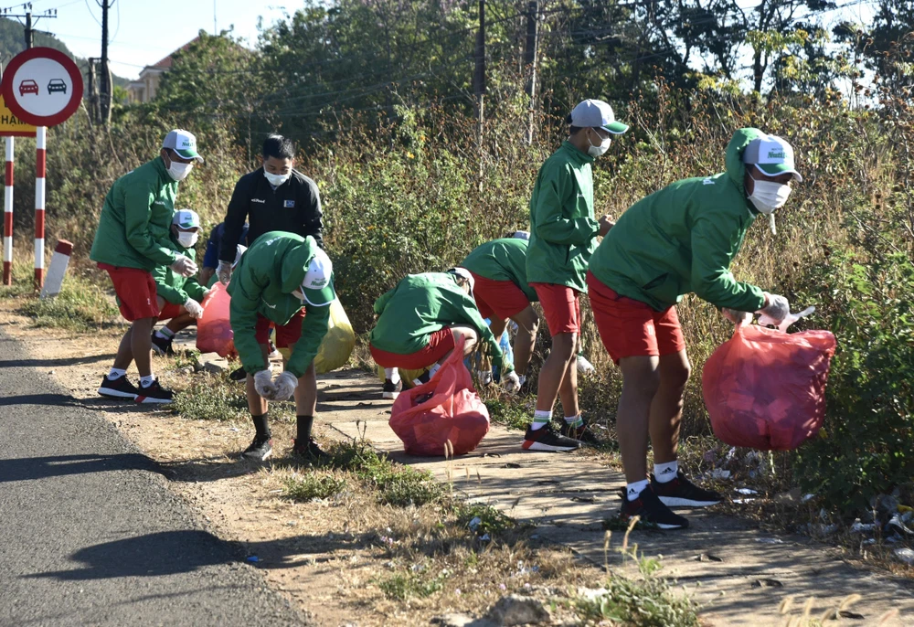 Các cầu thủ HAGL chung tay dọn dẹp rác vì môi trường. Ảnh: ANH TIẾN
