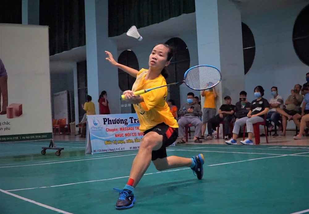Tay vợt Vũ Thị Anh Thư bất ngờ vượt qua Vũ Thị Trang để giành ngôi vô địch đơn nữ TPHCM 2020. Ảnh: PHÚC NGUYỄN