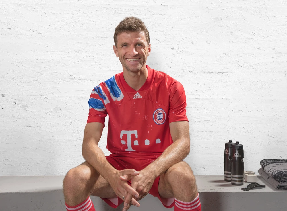 Thomas Mueller tươi cười trong mẫu áo đấu mới của Bayern Munich.