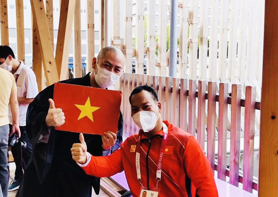 Lực sĩ Lê Văn Công (phải) sẽ bảo vệ ngôi vô địch hạng cân 49kg nam.