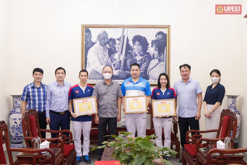 Nguyễn Tiến Minh và Nguyễn Thùy Linh được lãnh đạo trường đại học TDTT Bắc Ninh trao bằng khen. Tác giả: ĐH TDTT Bắc Ninh