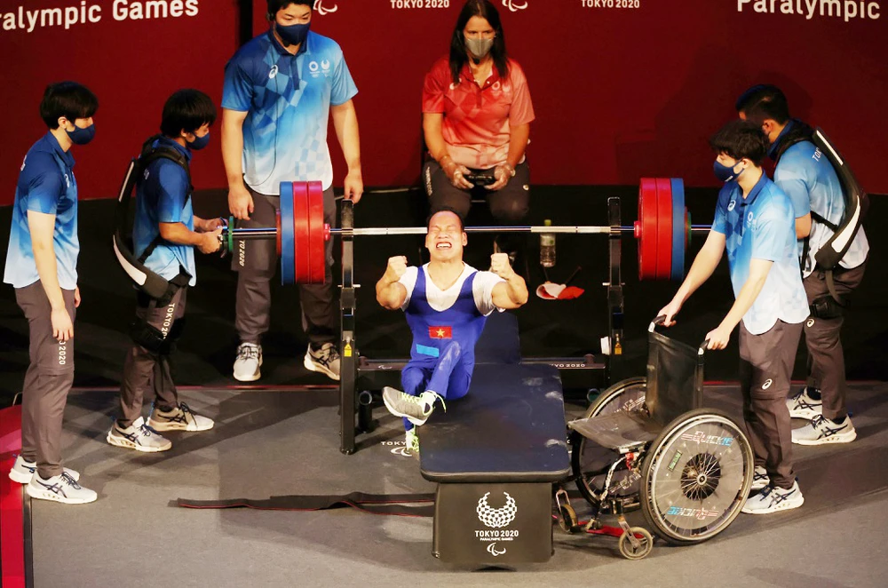 Lực sĩ Lê Văn Công thi đấu tại Paralympic Tokyo 2020.