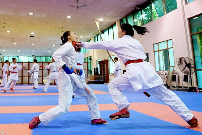 Các tuyển thủ karate Việt Nam tập luyện.