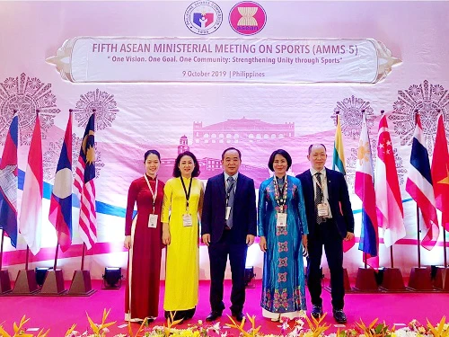 Thứ trưởng Bộ VH-TT-DL Lê Khánh Hải (giữa) cùng các đại biểu Việt Nam dự Hội nghị Bộ trưởng ASEAN về thể thao lần thứ 5-2019. Ảnh: 