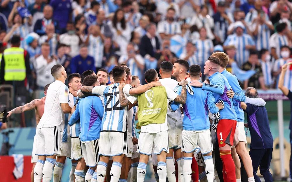 Lionel Messi toả sáng đưa Argentina tiến vào bán kết