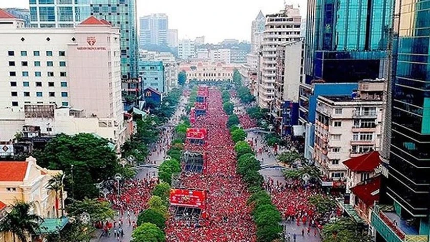 Phố đi bộ đường Nguyễn Huệ từ lâu trở thành điểm hẹn của người hâm mộ trong các trận đấu được truyền hình trực tiếp của đội tuyển Việt Nam. Ảnh: HOÀNG HÙNG