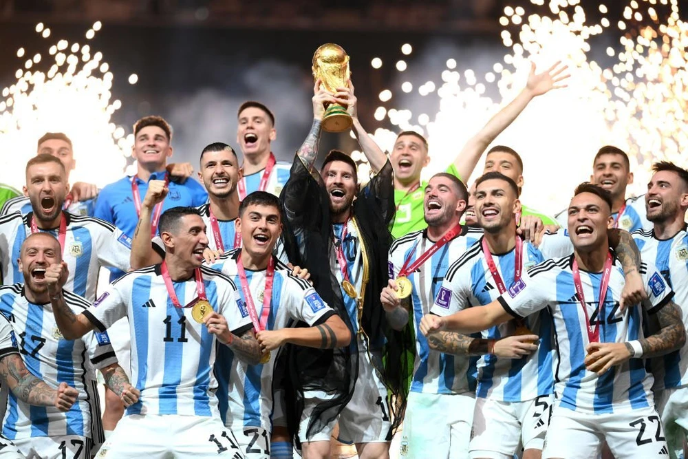 Lionel Messi và đội tuyển Argentina ăn mừng Cúp vàng World Cup.