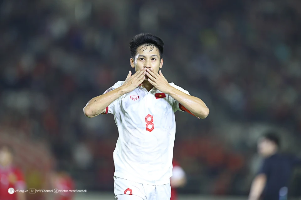 Hùng Dũng đóng góp 1 bàn ở trận thắng lớn của đội tuyển Việt Nam hôm ra quân