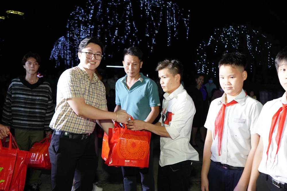 Ông Lâm Hạ Long – Phó Giám Đốc Phòng Tổ Chức Hành Chính đại diện Tổng Công Ty Becamex IDC trao những phần quà cho các bé thiếu nhi đến vui chơi tại chương trình