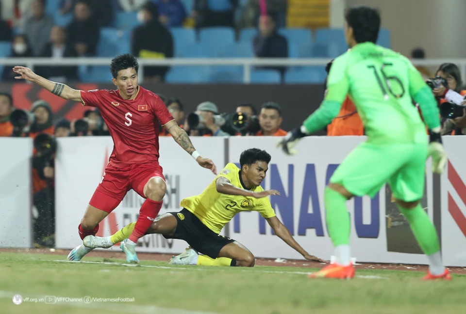 Tình huống Văn Hậu dùng cùi chỏ đánh vào mặt của hậu vệ Malaysia đang bị người hâm mộ phàn nàn