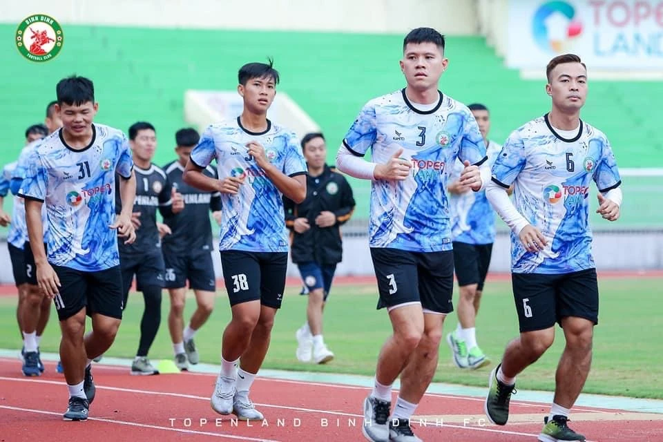 Cầu thủ Topenland Bình Định tập luyện chuẩn bị mùa bóng 2023
