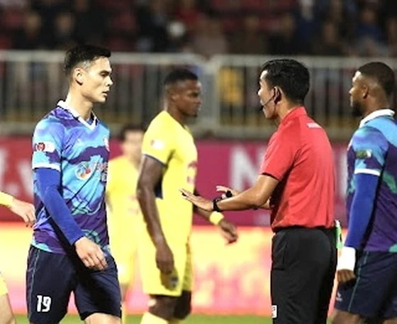 Sai lầm của trọng tài Trần Ngọc Nhớ đã làm Topenland Bình Định mất điểm oan trong trận gặp HA.GL trên sân Pleiku mùa bóng 2022