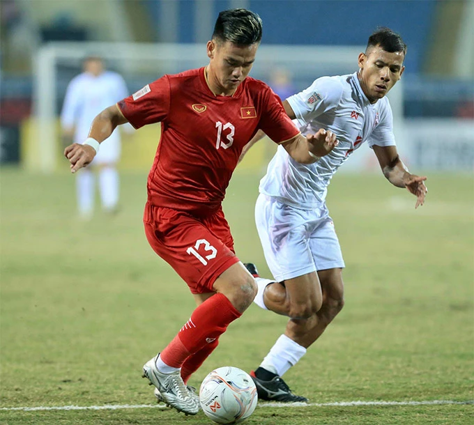 Tấn Tài nỗ lực đi bóng trước sự bám sát của cầu thủ Myanmar