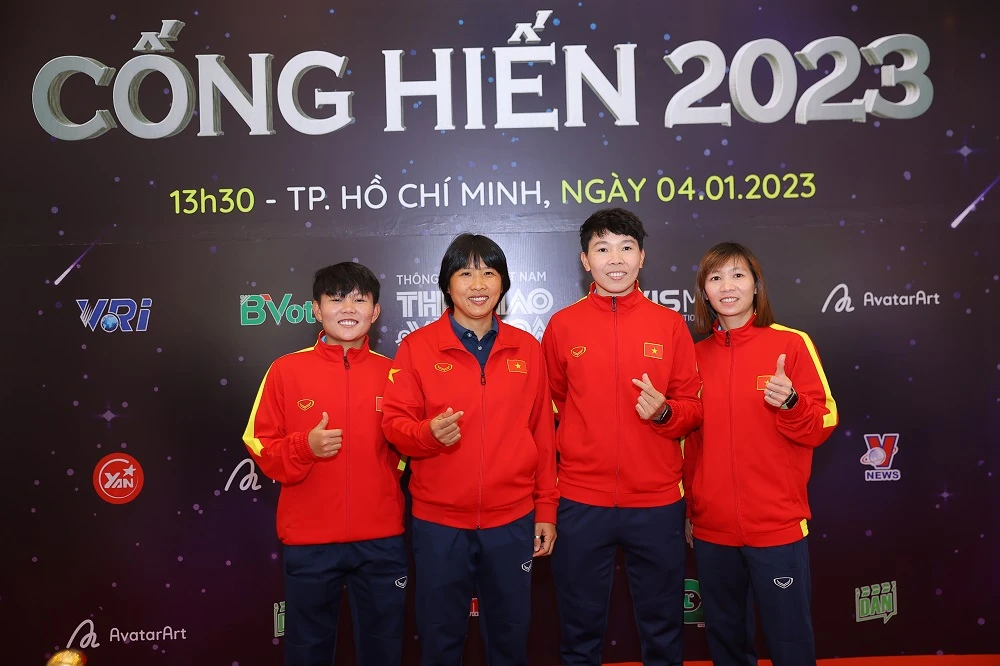 HLV Đoàn Thị Kim Chi cùng các học trò ở đội tuyển nữ Việt Nam tại buổi họp công bố Giải thưởng Cống hiến 2023