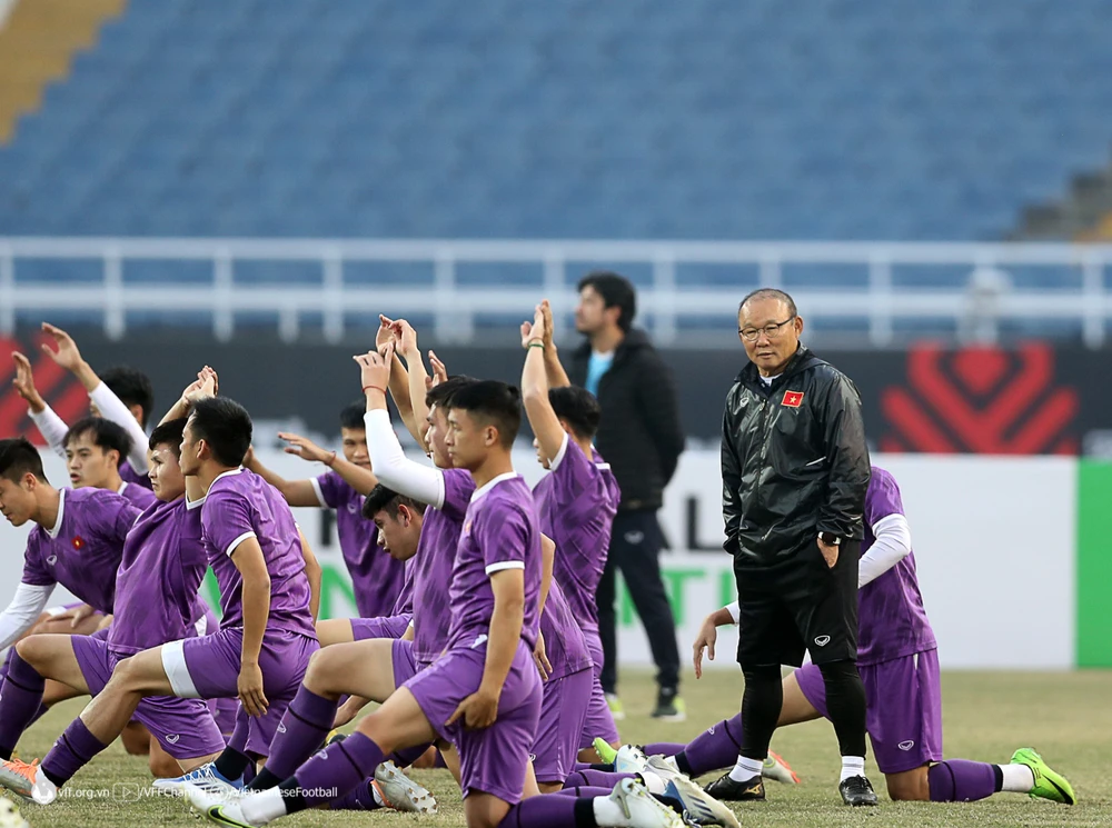 Thầy trò HLV Park Hang-seo đã di chuyển sớm sang Indonesia để chuẩn bị cho trận bán kết lượt đi
