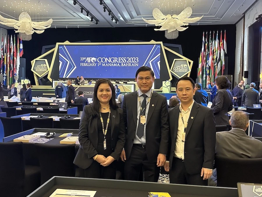 Ông Trần Anh Tú (giữa) cùng ông Nguyễn Trung Kiên và bà Nguyễn Thanh Hà đại diện VFF tham dự Đại hội